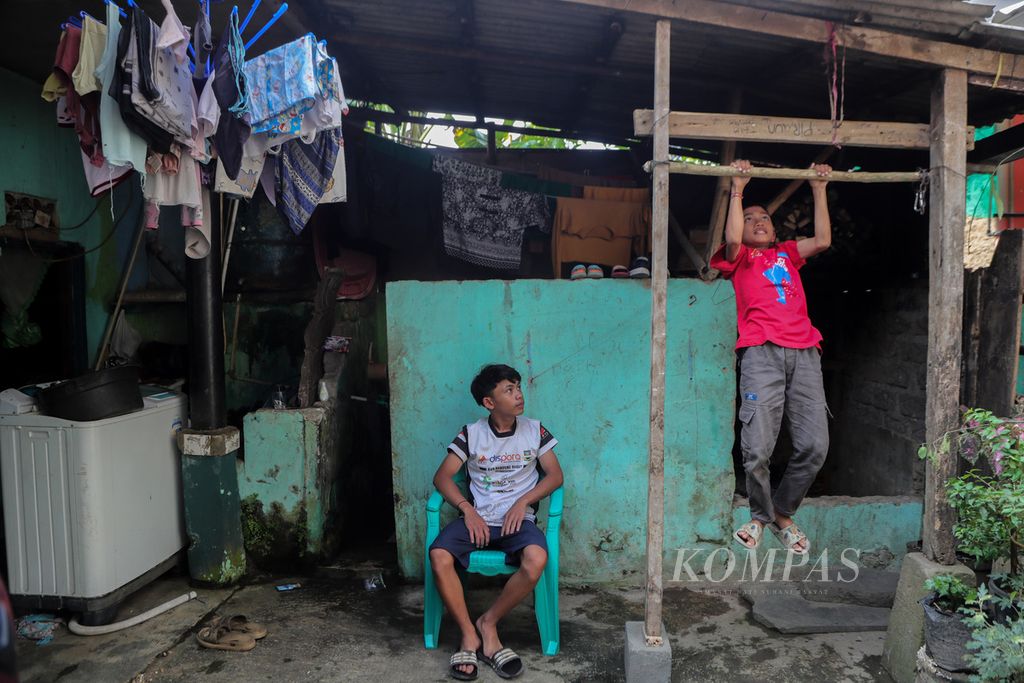 Ikbal (kiri) memperhatikan adiknya Nazran saat berlatih.
