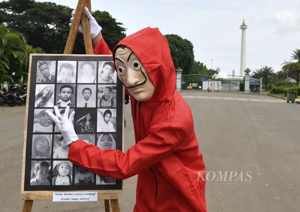 Sukarelawan menggelar teatrikal dalam aksi #BersihkanIndonesia di kawasan Silang Monas, Jakarta Pusat, Selasa (15/12/2020). Aksi tersebut merupakan refleksi atas penegakan hukum dan demokrasi di Indonesia thun 2020. Beragam peristiwa yang menjadi sorotan antara lain pengesahan revisi UU Minerba, pengesahan <i>omnibus law</i> UU Cipta Kerja, korupsi di lingkup kabinet, serta pilkada di tengah pandemi Covid-19.