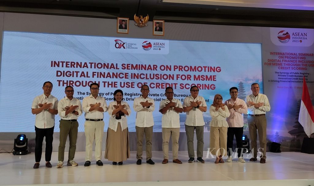 OJK mengadakan seminar internasional bertemakan ”Sinergi Lembaga Pengelola Informasi Perkreditan dan Innovative Credit Scoring dalam Mendorong Peningkatan Inklusi Keuangan” di Nusa Dua, Badung, mulai 16-17 Maret 2023. Suasana saat foto bersama seusai pembukaan seminar hari pertama, Kamis (16/3/2023).