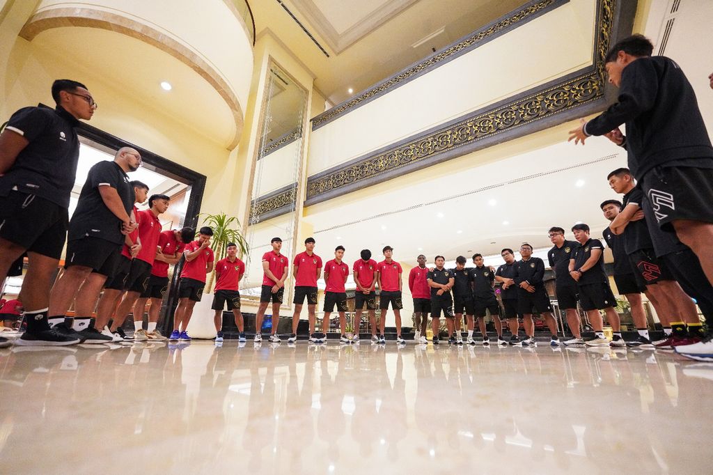 Para pemain tim Indonesia U-20 yang berbaju merah dikumpulkan bersama staf pelatih mendapat pemberitahuan bahwa FIFA mencabut status Indonesia sebagai tuan rumah Piala Dunia U-20 di lobi Hotel Sultan, Jakarta, Rabu (29/3/2023). Semua anggota tim sedih dan menangis mendengar pemberitahuan itu