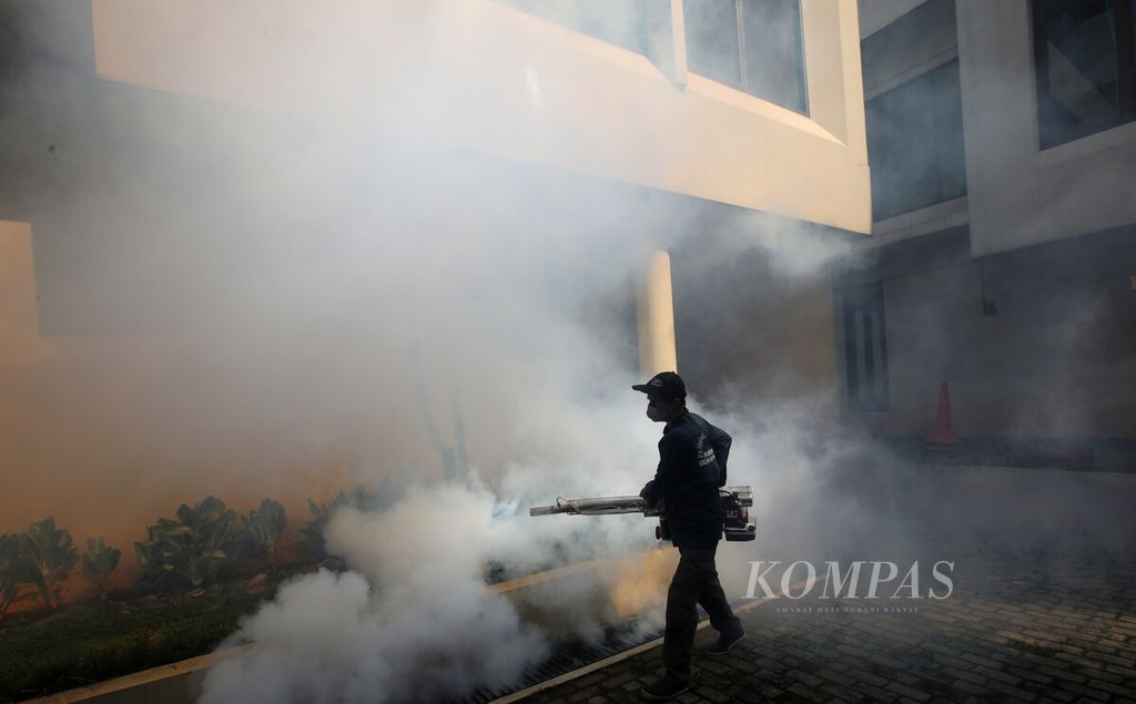 Petugas Puskesmas Pasar Minggu melakukan pengasapan di kawasan perumahan mewah di Jatipadang, Pasar Minggu, Jakarta Selatan, Sabtu (9/4/2022). Pengasapan tersebut dilakukan untuk pengendalian kasus setelah ditemukan penderita DBD atas laporan warga. 