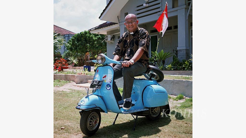https://assetd.kompas.id/xe94FXrUZbuhLeHMn7PcJ-67fVs=/1024x576/filters:watermark(https://cdn-content.kompas.id/umum/kompas_main_logo.png,-16p,-13p,0)/https%3A%2F%2Fkompas.id%2Fwp-content%2Fuploads%2F2019%2F08%2FChrisanctus-Paschalis-Saturnus-Esong_82348293_1566317211.jpg