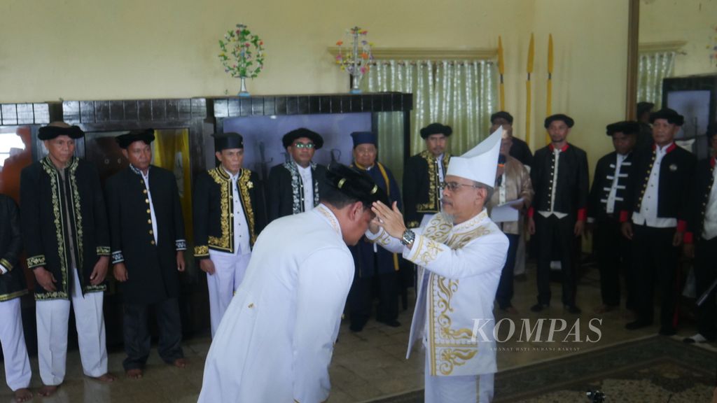 Kepala Staf TNI Angkatan Laut Laksamana Yudo Margono (kiri) menerima gelar kehormatan adat Kesultanan Ternate oleh Sultan Ternate ke-49 Hidayatullah Sjah (kanan) di Kedaton Kesultanan Ternate, Maluku Utara, Jumat (25/11/2022). Yudo yang  mendapatkan gelar Sangaji Ori Ma Ahi Malamo, yang artinya penguasa yang menguasai lautan yang terbesar.