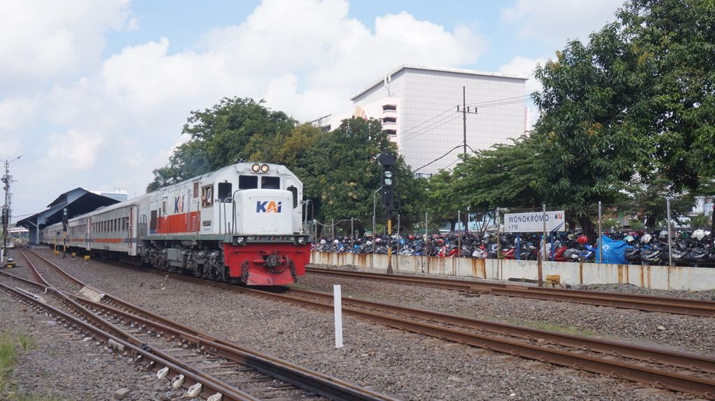 KA Rapih Dhoho melintasi Stasiun Wonokromo menuju Stasiun Surabaya Gubeng, Surabaya, Jawa Timur, Minggu (19/3/2023). Stasiun Wonokromo dibangun pada masa Hindia-Belanda oleh maskapai Staatsspoorwegen. Stasiun Wonokromo berada di Surabaya selatan dan menjadi gerbang kereta api dari selatan (Malang), timur (Banyuwangi), dan barat daya (Madiun) ke Stasiun Surabaya Gubeng.