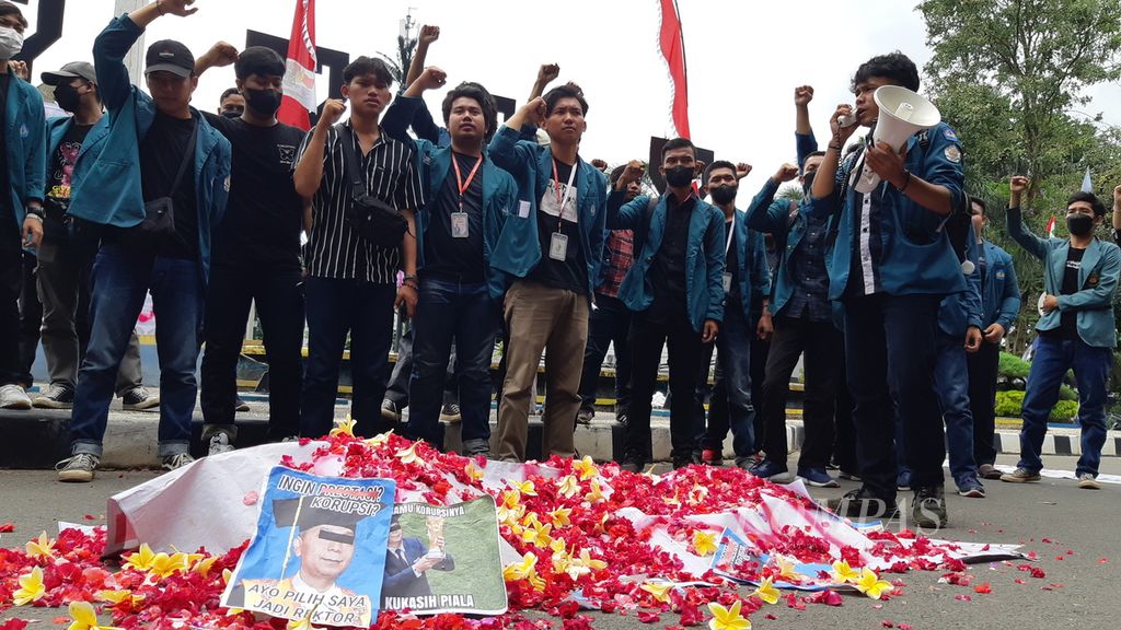 Puluhan mahasiswa yang tergabung dalam Aliansi Mahasiswa Unila menggelar unjuk rasa di depan Gedung Rektorat Unila, Senin (22/8/2022).