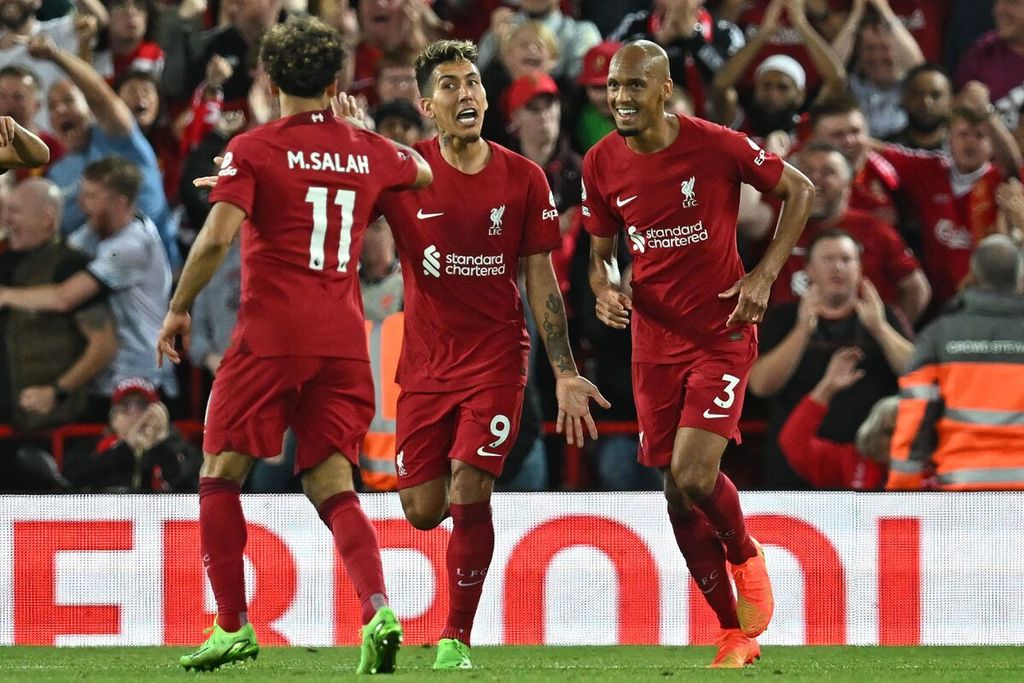 Penyerang Liverpool, Roberto Firmino (tengah), melakukan selebrasi setelah mencetak gol pertama dalam pertandingan Liga Inggris antara Liverpool dan Newcastle United di Stadion Anfield, Liverpool, Kamis (1/9/2022). Liverpool akan menjalani laga derbi Merseyside ke kandang Everton di Stadion Goodison Park, Sabtu (3/9/2022) malam WIB.