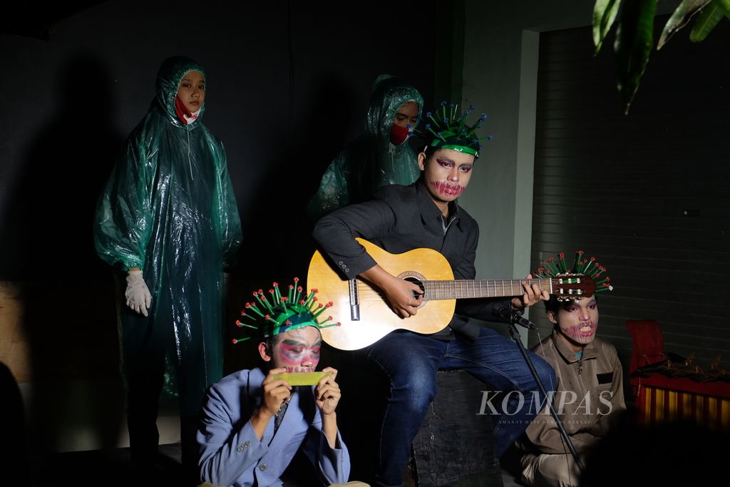 Tim Teater Mata MAN 2 Mataram membawakan musikalisasi puisi ”Maut Tersenyum” karya Joko Pinurbo dalam pertunjukan virtual wayang botol berjudul <i>Wayang Merah Putih Lawan Covid-19</i>, akhir Agustus 2020. 