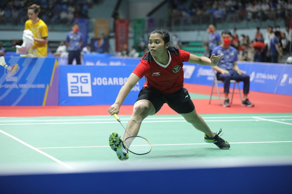 Tunggal putri nomor satu Indonesia, Gregoria Mariska Tunjung, memukul kok saat melawan pemain Thailand, Phittayaporn Chaiwan, pada laga semifinal bulu tangkis SEA Games Vietnam 2021 di Bac Giang Gymnasium, Sabtu (21/5/2022). Gregoria harus puas dengan medali perunggu setelah kalah 18-21, 15-21.
