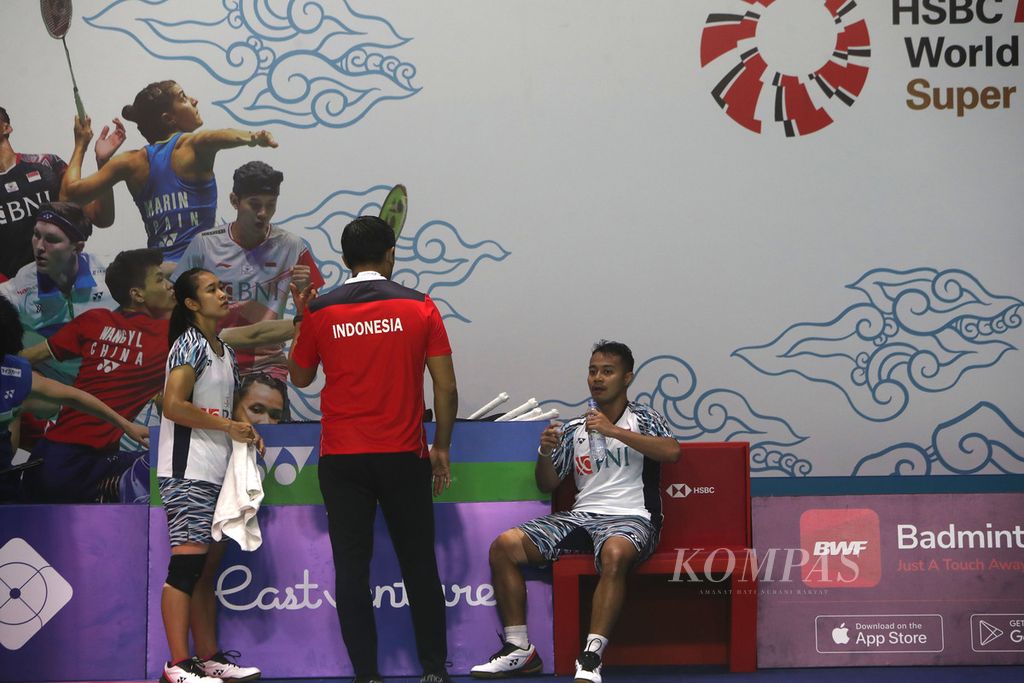 Pelatih ganda campuran Indonesia, Nova Widianto mengarahkan Rehan Naufal Kusharjanto/Lisa Ayu Kusumawati, saat jeda laga melawan Mark Lamsfuss/Isabel Lohau (Jerman) pada babak pertama Indonesia Terbuka 2022 di Istora Gelora Bung Karno, Jakarta, Selasa (14/6/2022). 