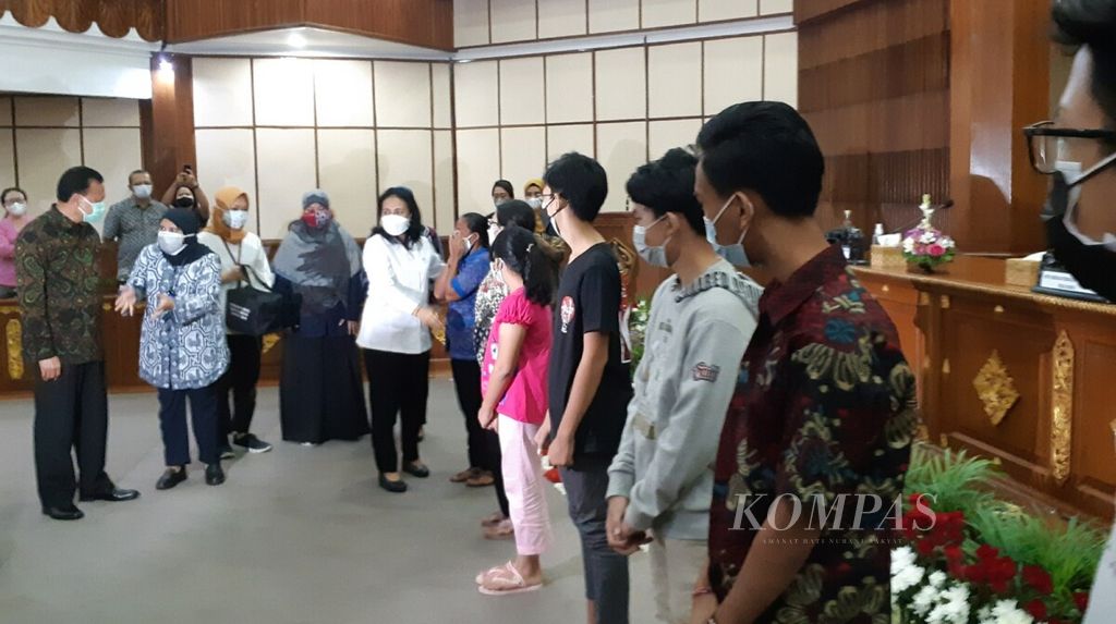 https://assetd.kompas.id/xopvZvZwLy73j9aQo26j_JQJnAo=/1024x573/filters:watermark(https://cdn-content.kompas.id/umum/kompas_main_logo.png,-16p,-13p,0)/https%3A%2F%2Fkompas.id%2Fwp-content%2Fuploads%2F2021%2F09%2F20210911cokc-program-anak-dan-perempuan-kementerian-pppa_1631355434.jpg
