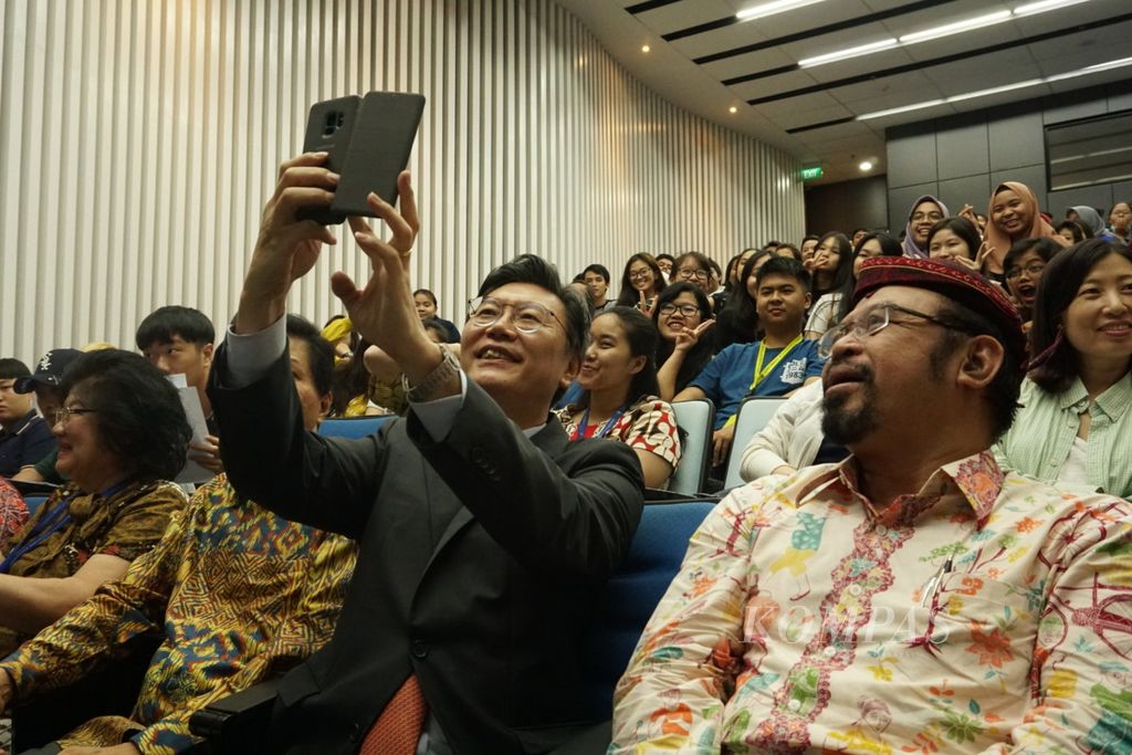 https://assetd.kompas.id/xrlfiP_lX1iLzIcN3NJUloaSoyg=/1024x683/filters:watermark(https://cdn-content.kompas.id/umum/kompas_main_logo.png,-16p,-13p,0)/https%3A%2F%2Fkompas.id%2Fwp-content%2Fuploads%2F2018%2F10%2FDSC01173_1538655120.jpg