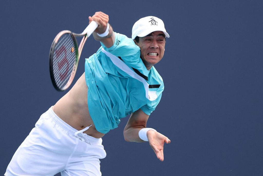 Petenis Amerika Serikat, Mackenzie McDonald, melayangkan pukulan servis saat menghadapi Matteo Berrettini (Italia) pada babak 64 besar ATP Masters 1000 Miami di Stadion Hard Rock, Amerika Serikat, MInggu (26/3/2023) waktu Indonesia. McDonald menang 7-6 (8), 7-6 (5).