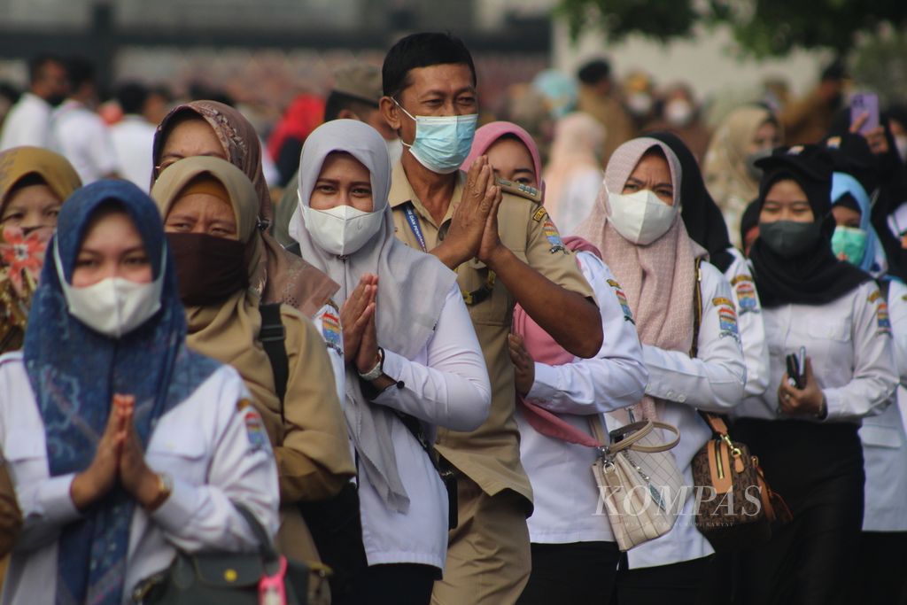 Jajaran pegawai Pemerintah Kota Palembang memberikan salam seusai mengikuti apel pagi di Pelataran Benteng Kuto Besak (BKB) Palembang, Sumatera Selatan, Senin (9/5/2022). Hari pertama memulai kerja setelah libur akhir pekan bagi sebagian pekerja dirasa sangat berat. Itu dinamakan sindrom Senin.