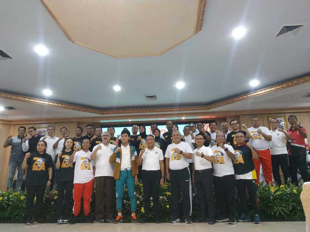 Zainudin Amali saat berpamitan dengan pegawai Kemenpora usai senam bersama di Kantor Kemenpora, Senayan, Jakarta Pusat, Jumat (10/3/2023).