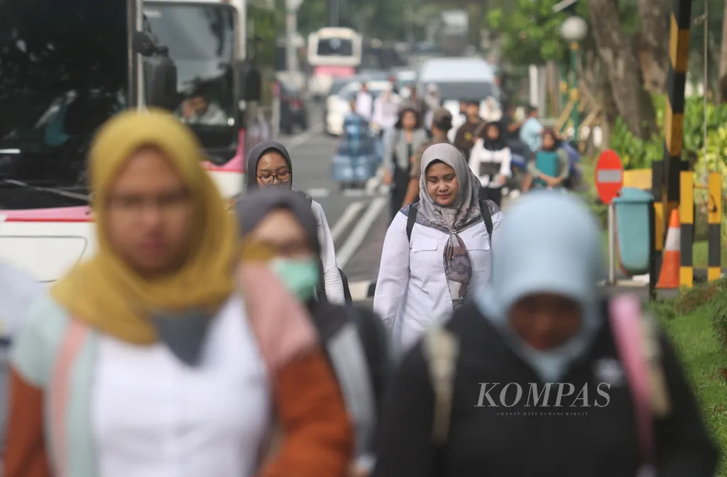 Aparatur Sipil Negara (ASN) Dewan Perwakilan Daerah (DPD) saat pulang kerja di Kompleks Parlemen, Senayan, Jakarta Senin (3/2/2025). DPD menjadi salah satu lembaga negara yang terkena efisiensi belanja anggaran dalam pelaksanaan APBN tahun anggaran 2025. Pagu anggaran DPD di tahun 2025 ini mencapai Rp 1,3 triliun dan diharapkan ada efisiensi anggaran sekitar Rp 511 miliar. Kompas/Hendra A Setyawan