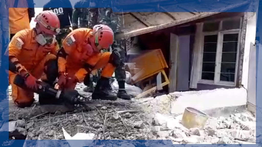 Officers evacuate earthquake victims in Cianjur, West Java, with limited tools.