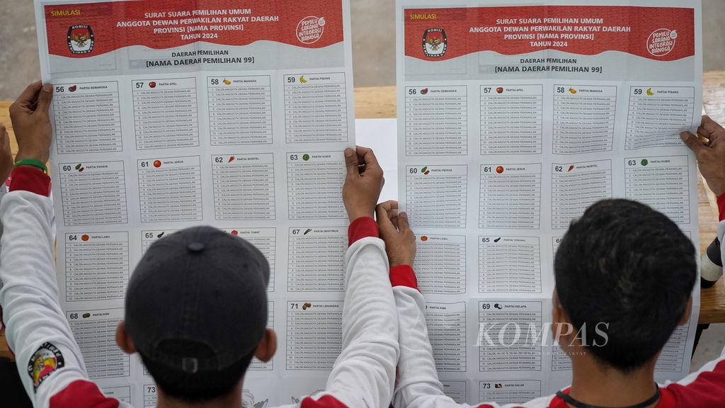 Para petugas mengamati surat suara yang diterima untuk diteliti dan diperiksa kelayakannya sebelum dilipat dalam Simulasi Bongkar Muat, Sortir, Lipat, dan Pengepakan Logistik Pemilu Tahun 2024, di Kantor Komisi Pemilihan Umum (KPU) Kabupaten Bogor, Cibinong, Kabupaten Bogor, Jawa Barat, Kamis (27/7/2023). 