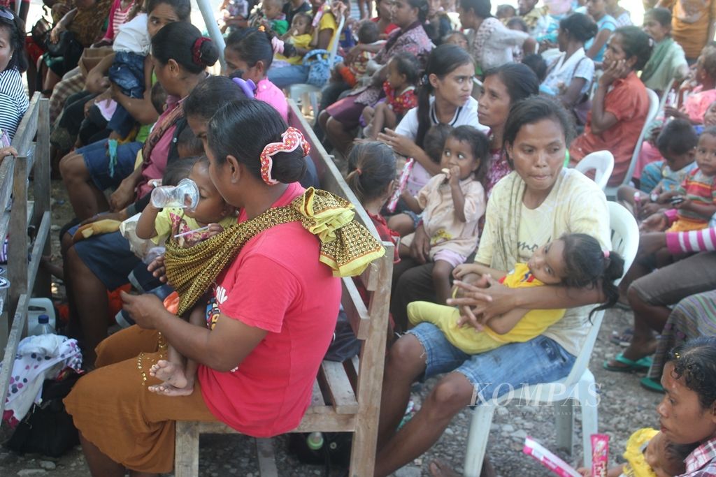 Ibu-ibu membawa anak balita penderita gizi buruk dan kurang gizi ke Puskesmas Manamas, Kecamatan Nai Benu, Timor Tengah Utara, beberapa waktu lalu, untuk mendapatkan makanan tambahan dari puskesmas. Kasus kurang gizi atau gizi buruk di kalangan masyarakat NTT masih tinggi. Akan tetapi, di balik kasus kemanusiaan ini, korupsi yang diperankan pejabat dan PNS pun masih marak.