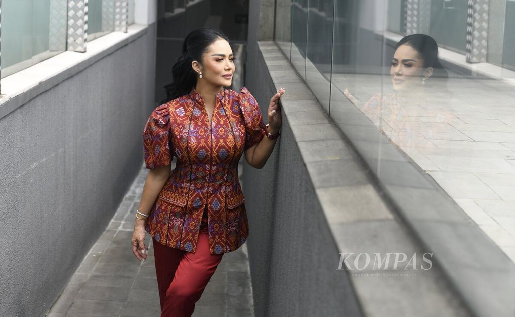 Kris Dayanti dalam sebuah sesi pemotretan di Jakarta, Rabu (3/5/2023). Kris Dayanti mengkreasi ulang lagu "Mencintaimu" yang pertama dirilis tahun 2000 menjadi "lagu baru" dalam balutan musik orkestra.