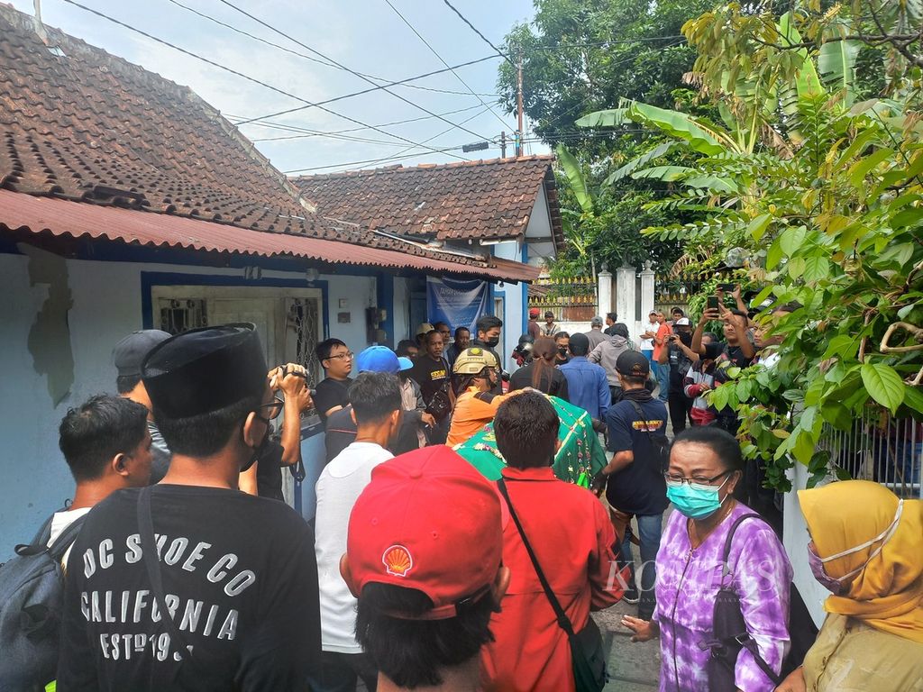 Warga melayat di rumah duka Ayu Indraswari (34) di Kampung Suryoputran, Kelurahan Panembahan, Kecamatan Kraton, Kota Yogyakarta, Daerah Istimewa Yogyakarta (DIY), Senin (20/3/2023) sore. Pada Minggu (19/3/2023) malam, jenazah Ayu ditemukan dalam kondisi termutilasi di sebuah penginapan di Kabupaten Sleman, DIY.