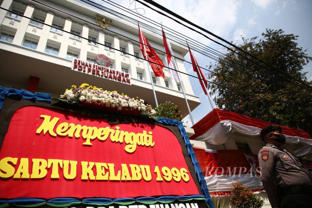 Peringatan Tragedi 27 Juli 1996 di depan gedung kantor DPP PDI Perjuangan di jalan Pangeran Diponegoro, Menteng, Jakarta Pusat, Senin (27/7/2020). 