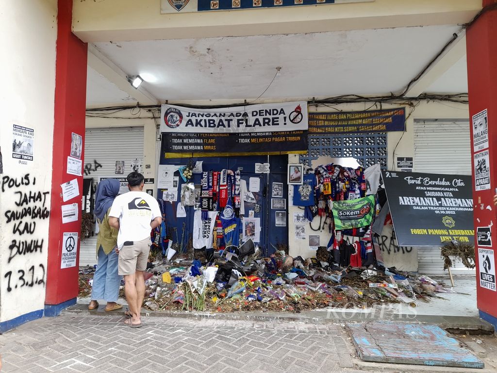 Dua warga datang dan memperhatikan kondisi pintu 13 di Stadion Kanjuruhan di Malang, Jawa Timur, Selasa (1/11/2022). Genap satu bulan pascatragedi berdarah 1 Oktober yang menewaskan 135 orang dan ratusan lainnya cedera itu.