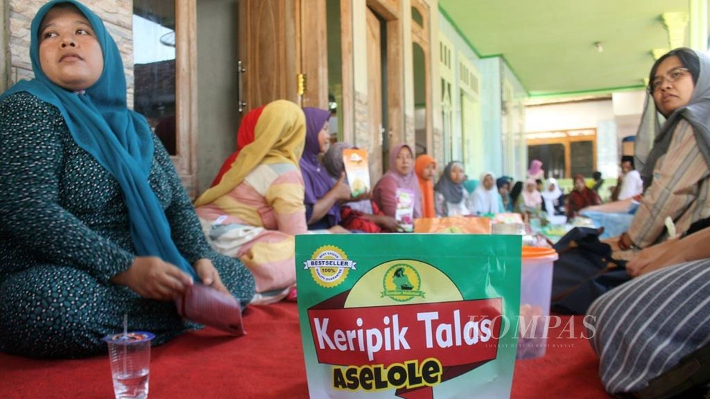 Kelompok perempuan Sumber Makmur di Desa Dundang, Kecamatan Guluk-Guluk, Kabupaten Sumenep, Jawa Timur, mengikuti pelatihan pembuatan kemasan keripik dari umbi-umbian yang didukung oleh Wahid Foundation dan UN Women, Sabtu (7/10). 