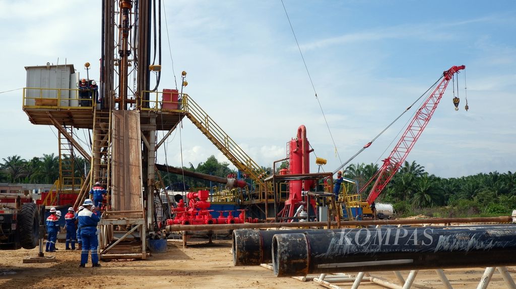 Suasana di <i>rig</i> Pertamina di Duri, Kabupaten Bengkalis, Riau, yang merupakan bagian dari wilayah kerja Rokan (Blok Rokan), Senin (8/8/2022). Pengeboran itu menjadi salah satu <i>rig</i> Pertamina Hulu Rokan yang mengelola Blok Rokan sejak Agustus 2021 setelah dialih kelola dari Chevron.