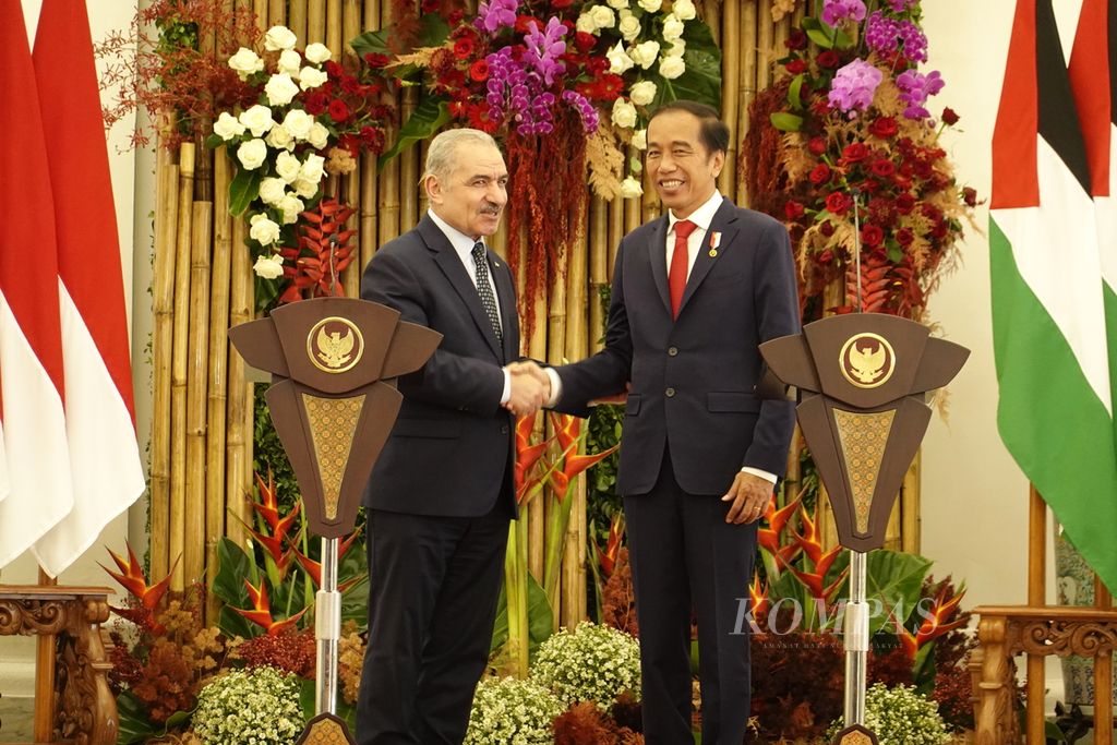 Presiden Joko Widodo dan Perdana Menteri Palestina Mohammad Shtayyeh berjabat tangan seusai memberikan pernyataan pers bersama dalam rangkaian upacara penyambutan resmi PM Shtayyeh di Istana Kepresidenan Bogor, Bogor, Jawa Barat, Senin (24/10/2022).