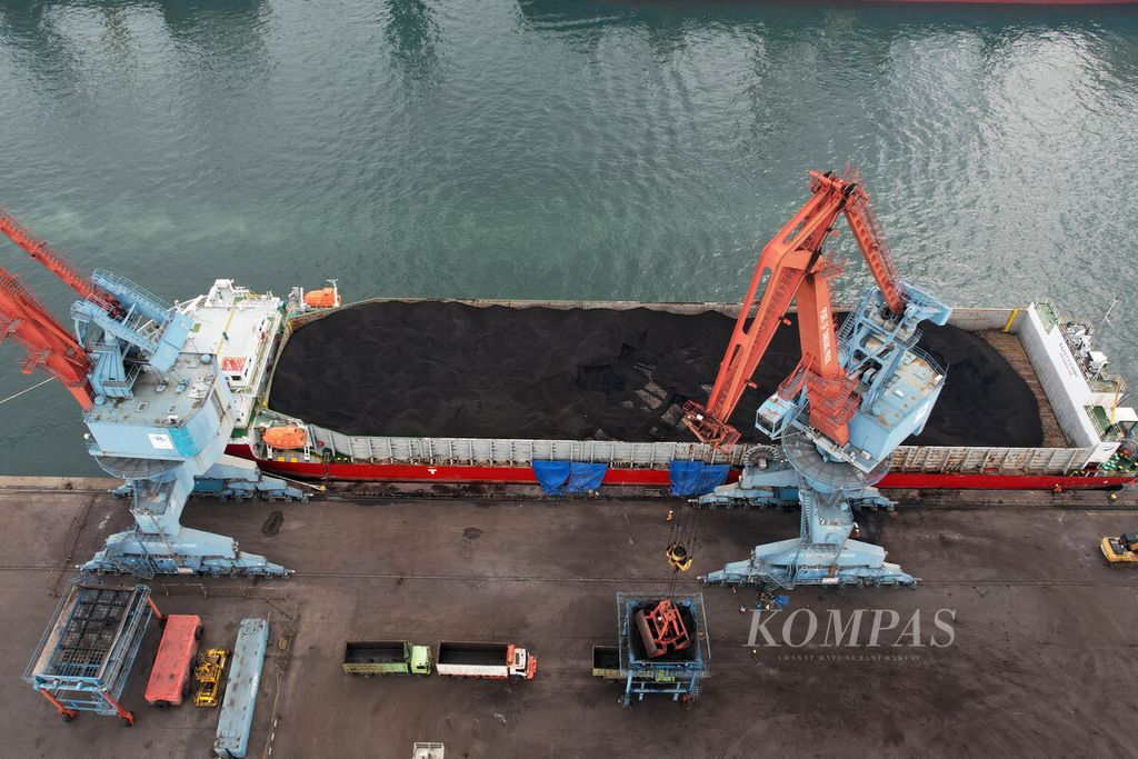 Aktivitas bongkar muat batubara di Pelabuhan Tanjung Priok, Jakarta Utara, Selasa (20/12/2022). Berdasarkan data BPS, volume dan nilai ekspor batubara masing-masing sebesar 29,69 juta ton dan 4,16 miliar dollar AS. 