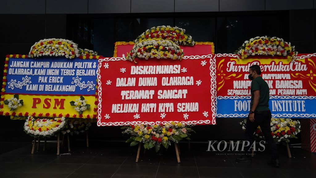 Karangan bunga memberi semangat kepada pemain U-20 memenuhi halaman kantor PSSI di Arena GBK, Jakarta, Kamis (30/3/2023). FIFA membatalkan status Indonesia sebagai tuan rumah Piala Dunia U-20 2023. 