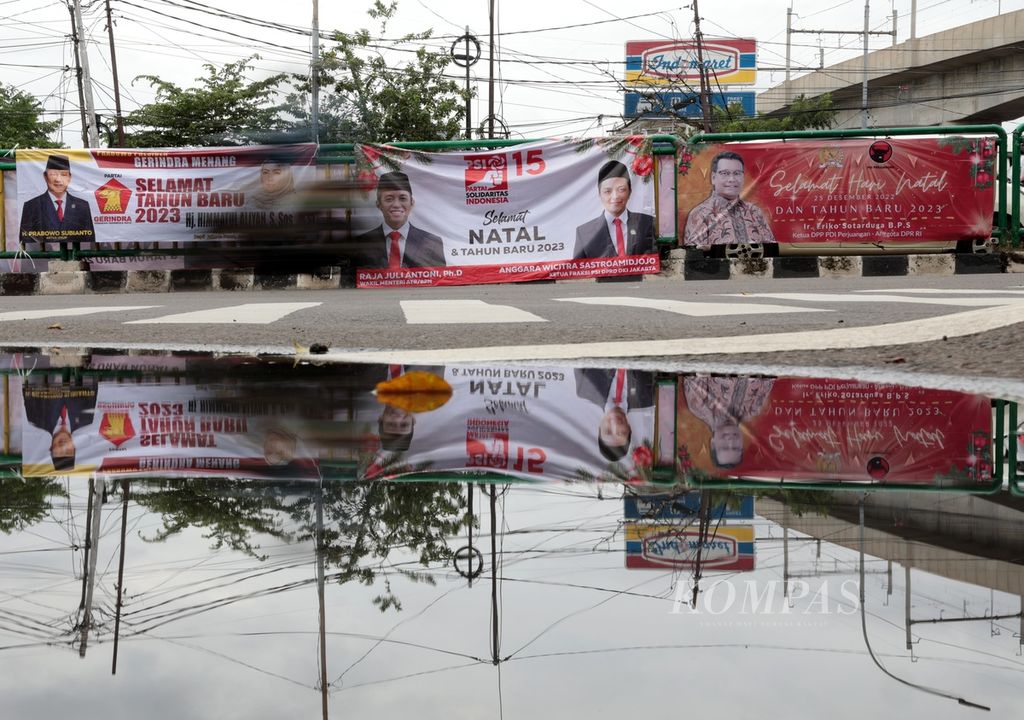 Momentum peringatan hari besar nasional, seperti Natal dan Tahun Baru, dimanfaatkan para politisi untuk bersosialisasi kepada konsitutennya meskipun pemilu masih 1 tahun 9 bulan lagi. Selain sosialisasi foto diri, mereka juga mengenalkan nomor urut partai. Salah satunya dengan memasang sejumlah ucapan selamat Natal dan Tahun Baru di tempat-tempat strategis, seperti terlihat di perempatan Jalan Fatmawati, Cilandak, Jakarta Selatan, Selasa (27/12/2022). 