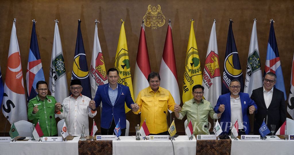 Para pimpinan partai politik parlemen yaitu Wakil Ketua Umum PPP Amir Uskara, Presiden PKS Ahmad Syaikhu, Ketua Umum Partai Demokrat Agus Harimurti Yudhoyono, Ketua Umum Partai Golkar Airlangga Hartarto, Ketua Umum PKB Muhaimin Iskandar, Ketua Umum PAN Zulkifli Hasan, dan Wakil Ketua Umum Partai Nasdem Ahmad Ali (dari kiri ke kanan) bergandengan tangan seusai berkumpul dalam Silaturahmi Politik Awal Tahun di Hotel Dharmawangsa, Jakarta Selatan, Minggu (8/1/2023). Sebanyak 8 partai politik parlemen menyatakan penolakan wacana penerapan sistem proporsional tertutup dalam pelaksanaan Pemilu 2024. Menurut mereka, wacana KPU menerapkan sistem proposional tertutup ini justru merupakan kemunduran demokrasi. Sistem yang hendak diterapkan pada Pemilu 2024 ini juga dinilai hanya menguntungkan partai politik tertentu sehingga tidak berkeadilan bagi seluruh parpol peserta Pemilu 2024, terutama partai-partai baru. 