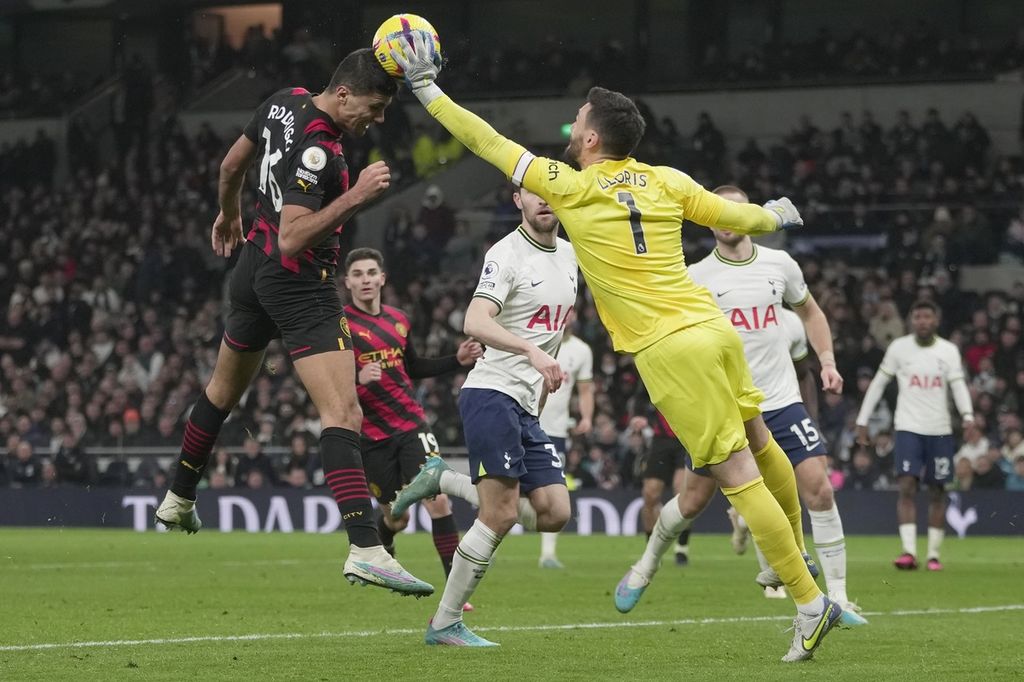 Kiper Tottenham Hotspur Hugo Lloris (kanan) menyelamatkan gawangnya dari sundulan bola pemain Manchester City Rodrigo pada laga Liga Inggris di Stadion Tottenham Hotspur, London, Minggu (5/2/2023). Tottenham menang 1-0 pada laga itu.