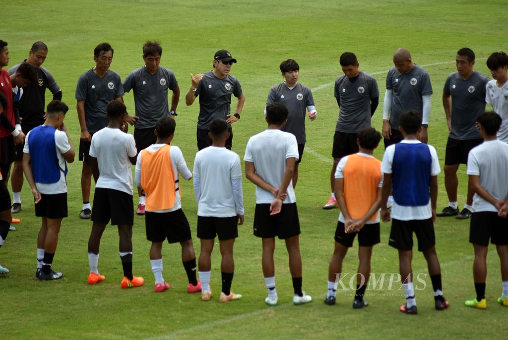 Arsip 20 Februari 2023 ini memperlihatkan Pelatih Indonesia Shin Tae-yong tengah mempersiapkan skuad U-20 di Lapangan A Kompleks Gelora Bung Karno, Senayan, Jakarta. Shin kini tengah memimpin skuad senior untuk menghadapi Burundi pada laga uji coba 25 Maret dan 28 Maret 2023. 