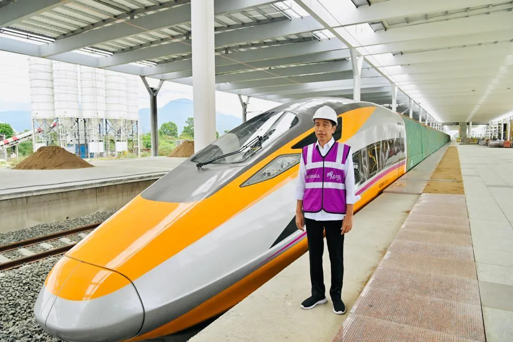 Presiden Joko Widodo beserta rombongan melakukan peninjauan progres pembangunan proyek Kereta Cepat Jakarta-Bandung (KCJB) pada kunjungan kerjanya ke Provinsi Jawa Barat, pada Kamis, 13 Oktober 2022.