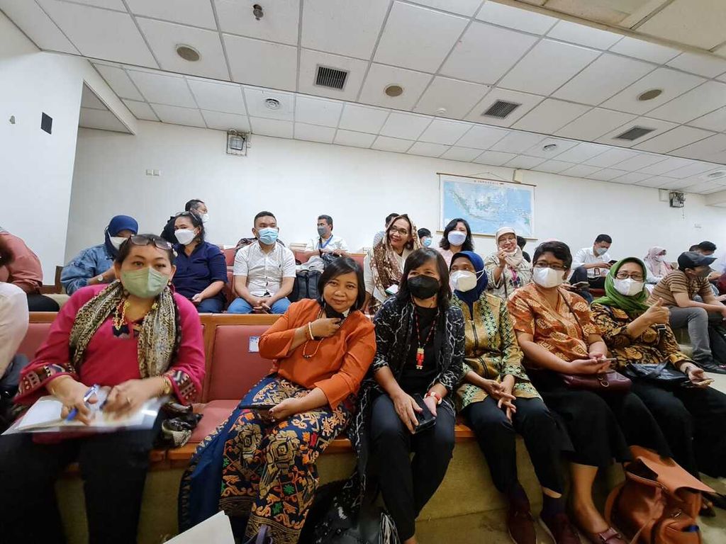 Para aktivis perempuan yang mewakili masyarakat sipil hadir mengikuti Rapat Pleno Pengambilan Keputusan atas Hasil Pembahasan RUU TPKS, Rabu (6/4/2022). Mereka disebut oleh anggota DPR sebagai Fraksi Balkon karena mengikuti jalan sidang RUU TPKS dari balkon.