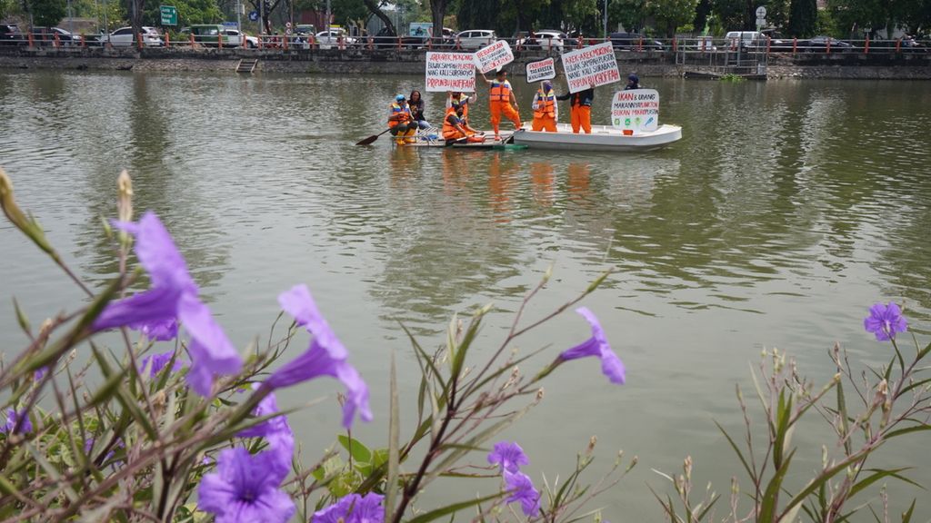 Kalangan pegiat pelestarian lingkungan hidup dari Ecoton dan mahasiswa UIN Maulana Malik Ibrahim menyusuri Kali Surabaya sekaligus berkampanye anti-pencemaran batang air tersebut di Surabaya, Jawa Timur, Rabu (5/8/2020). Kali Surabaya yang merupakan percabangan Sungai Brantas terus tercemar padahal memasok kebutuhan air bagi jutaan warga Mojokerto, Gresik, Sidoarjo, dan Surabaya.