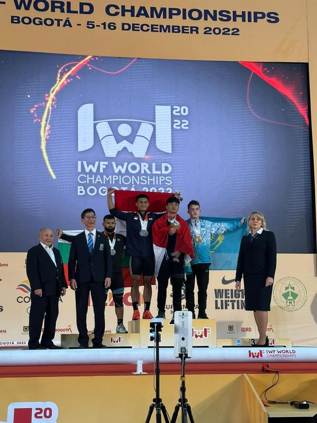Lifter muda Indonesia Rahmat Erwin Abdullah (kanan ketiga) meraih emas kelas 73 kilogram dan memecahkan rekor dunia angkatan <i>clean & jerk</i> dengan 200 kg dalam Kejuaraan Dunia Angkat Besi 2022 di Gran Carpa Americas Corferias, Bogota, Kolombia, Sabtu (10/12) waktu Indonesia. Kesuksesan Rahmat disempurnakan rekannya di pemusatan latihan nasional, Rizki Juniansyah (kanan keempat), yang merebut perak kelas tersebut.