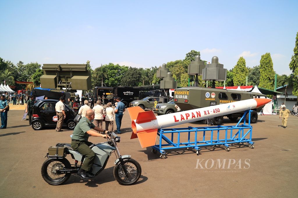 Sejumlah alat utama sistem persenjataan (alutsista) hasil penelitian dan pengembangan sejumlah institusi militer dan sipil dipamerkan dalam Pekan Litbang Pertahanan 2022 di Badan Litbang Kementerian Pertahanan, Jakarta, Kamis (11/8/2022). Pameran yang berlangsung hingga Jumat (12/8/2022) ini diikuti 40 institusi yang memamerkan hasil penelitiannya di bidang industri pertahanan. Pameran ini bertujuan untuk mengenalkan potensi dan sumber daya alutsista hasil pengembangan industri di dalam negeri. 
