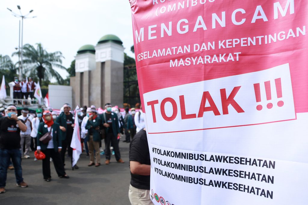 Spanduk bertuliskan penolakan RUU Kesehatan Omnibus Law yang terpasang di mobil komando saat demo menolak RUU Kesehatan Omnibus Law di depan Gedung DPR, Jakarta, Senin (28/11/2022). Demo digelar untuk mendesak anggota DPR mencabut RUU Kesehatan Omnibus Law dari Program Legislasi Nasional (Prolegnas) prioritas di tahun 2023. 