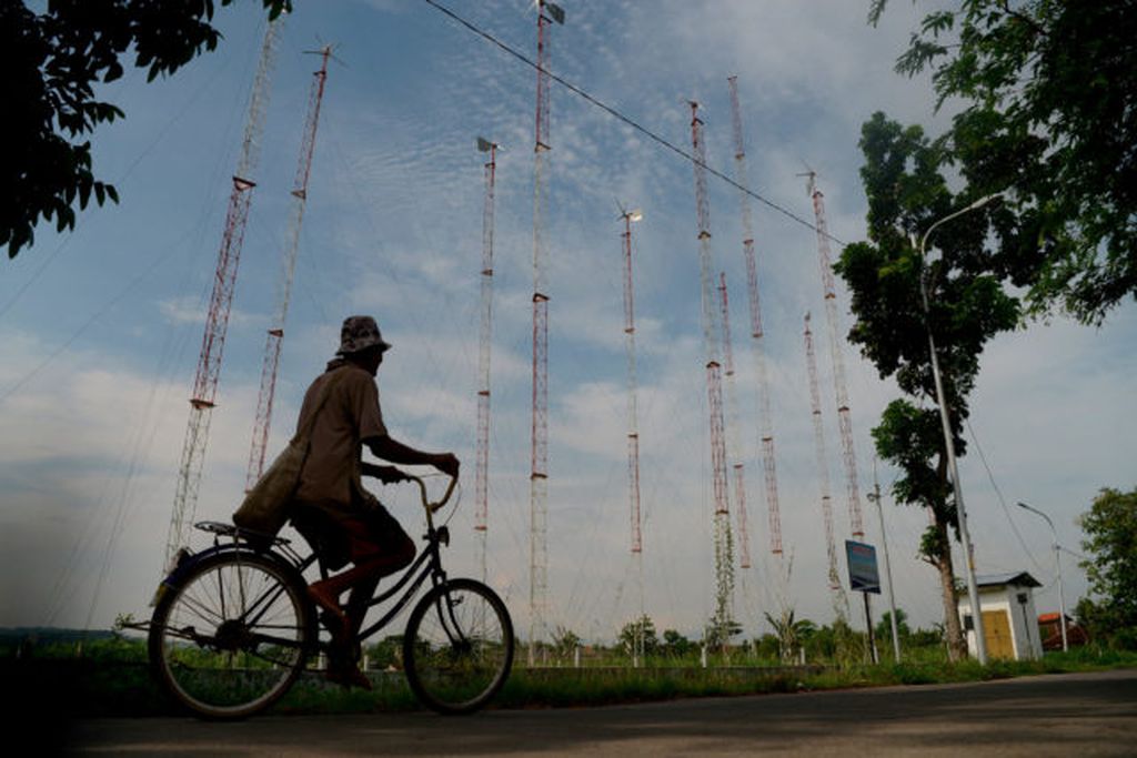 Warga melintasi tiang-tiang kincir angin laboratorium Pembangkit Listrik Tenaga Bayu (PLTB) di Mangunharjo, Kecamatan Tugu, Kota Semarang, Jawa Tengah, Selasa (24/11/2020). Penggunaan energi bersih saat ini menjadi tuntutan bersamaan dengan menguatnya isu perubahan iklim.