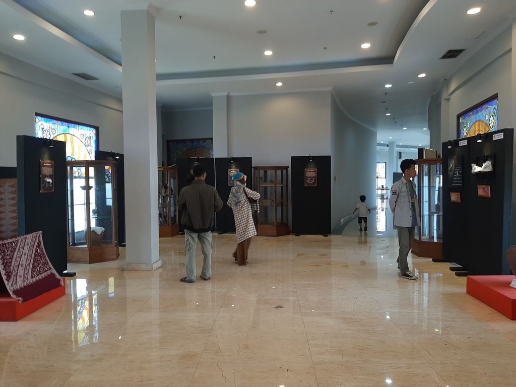 Pengunjung dalam Pameran 10 Siklus Kehidupan Masyarakat Betawi di Unit Pengelolaan Kawasan Perkampungan Budaya Betawi Setu Babakan, Srengseng Sawah, Jagakarsa, Jakarta Selatan, Minggu (30/10/2022).