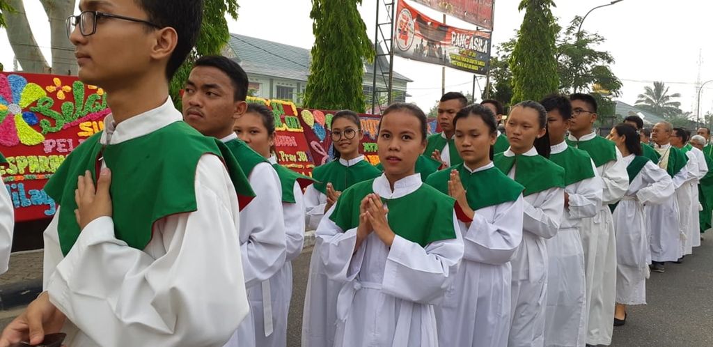 Pesta paduan suara gerejani (pesparani) untuk pertama kalinya digelar di Provinsi Jambi, Sabtu-Minggu (19-20/10/2019). Tampak para peserta kontingen dan putra altar turut serta dalam aubade pembukaan pesparani di markas Korem 042/Garuda Putih Jambi.