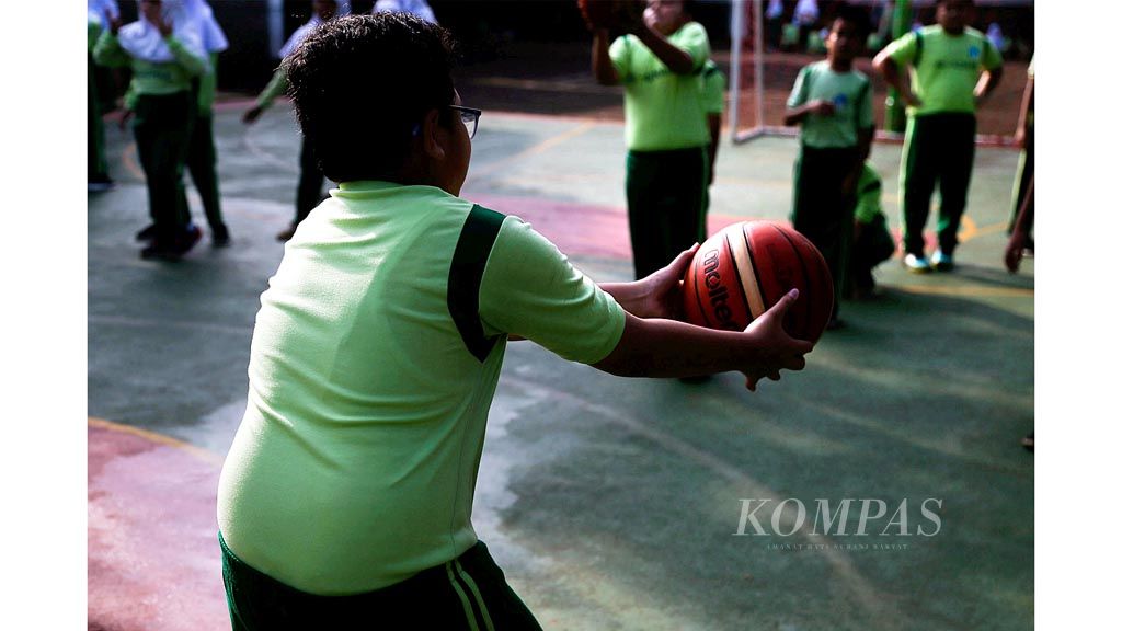 https://assetd.kompas.id/yULNzA_ZVyUjyQb04bH7wHSlsa0=/1024x576/filters:watermark(https://cdn-content.kompas.id/umum/kompas_main_logo.png,-16p,-13p,0)/https%3A%2F%2Fkompas.id%2Fwp-content%2Fuploads%2F2020%2F02%2FMengontrol-Obesitas-Anak_87022860_1580829701.jpg