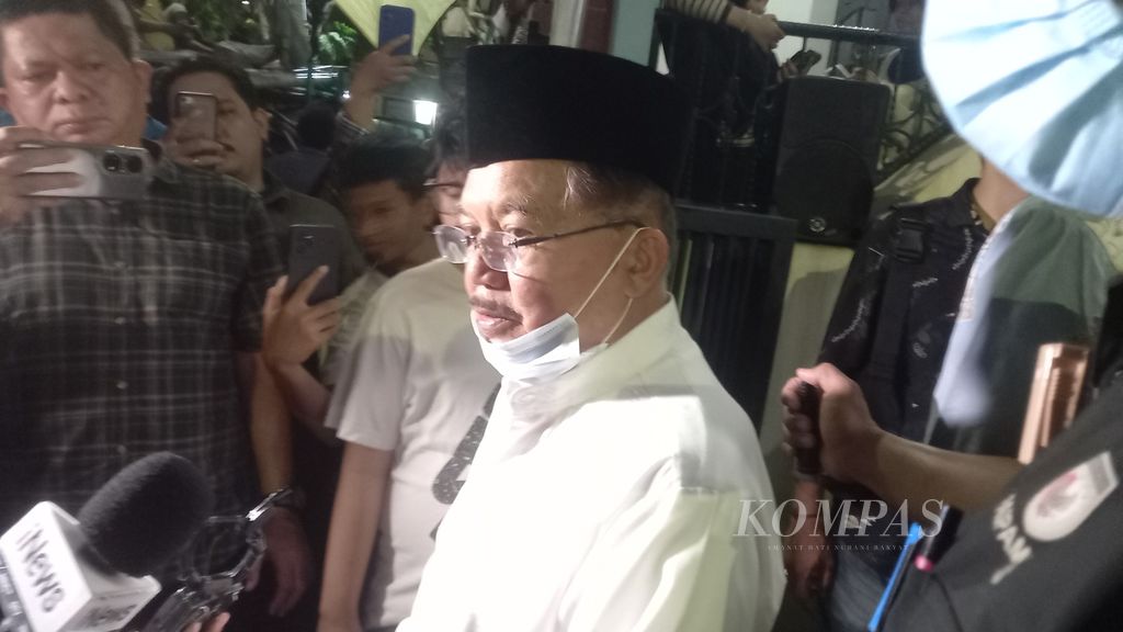 Mantan Wapres Jusuf Kalla saat melayat politisi Ferry Mursyidan Baldan, di rumah duka, di Jakarta, Jumat (12/2/2022). 