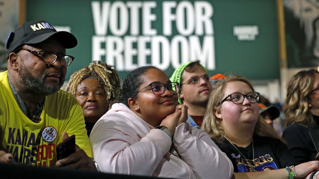 Para pendukung mendengarkan Wakil Presiden AS dan calon presiden dari Partai Demokrat Kamala Harris berbicara selama rapat umum kampanye di Jenison Field House, Universitas Negeri Michigan, di East Lansing, Michigan, pada 3 November 2024. 
