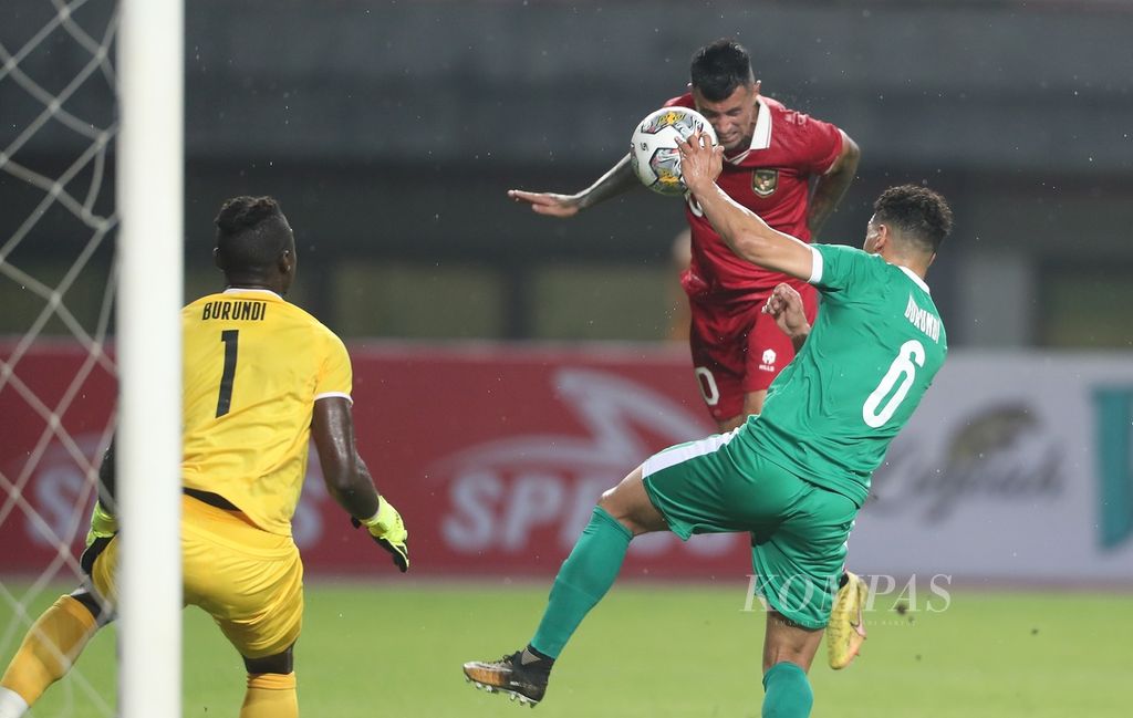 Penyerang tim nasional Indonesia Stefano Lilipaly (tengah) menyundul bola ke gawang Burundi yang dijaga kiper Mutombora Fabien (kiri) dan bek Weymans Marco dalam laga persahabatan FIFA Match Day di Stadion Patriot Candrabhaga, Bekasi, Jawa Barat, Sabtu (25/3/2023). Indonesia menang 3-1 atas Burundi. 