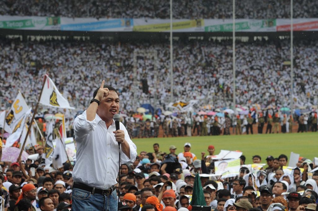 Presiden Partai Keadilan Sejahtera (PKS) Anis Matta menyampaikan orasi politiknya di hadapan ribuan kader serta simpatisan PKS di Gelora Bung Karno, Jakarta, Minggu (16/3/2014). Anis mengajak kader dan simpatisan untuk kembali meraih kejayaan PKS seperti pada Pemilu 2004.