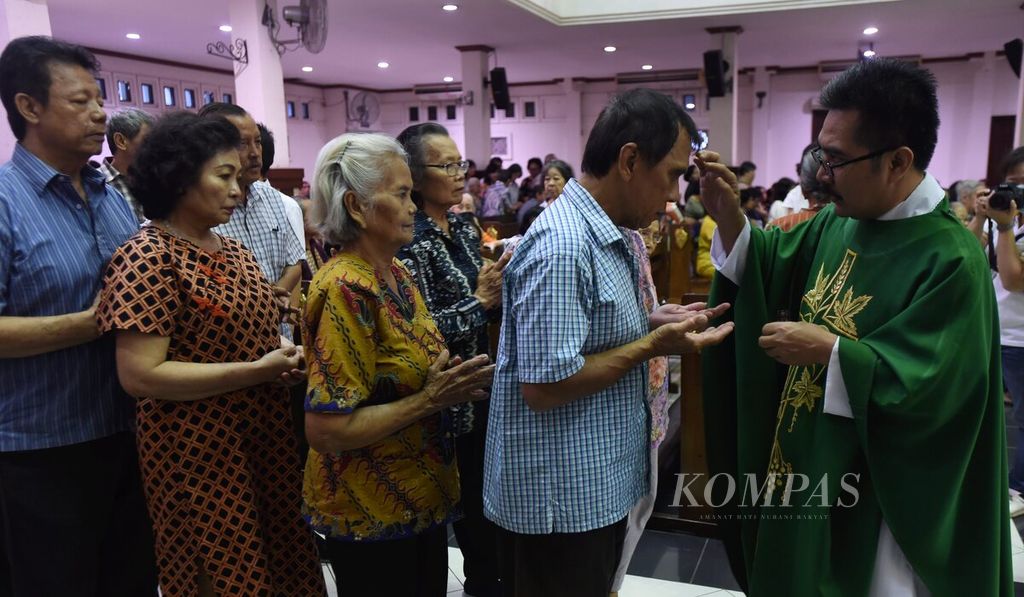Warga lansia menerima komuni saat mengikuti Misa Hari Orang Sakit Sedunia Ke-28 dan Lansia di Gereja Santa Maria Tak Bercela, Surabaya, Jawa Timur, 11 Februari 2020.